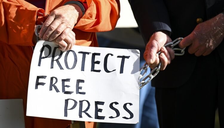 Πρόταση-–-σταθμός-από-Ρωσία-στον-Ασάνζ-λίγο-μετά-την-απελευθέρωσή-του!