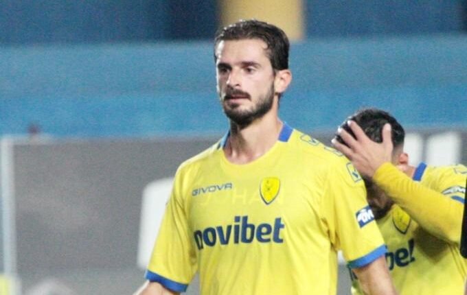 Κρέμασε-τα-παπούτσια-του-ο-Μάριος-Οικονόμου