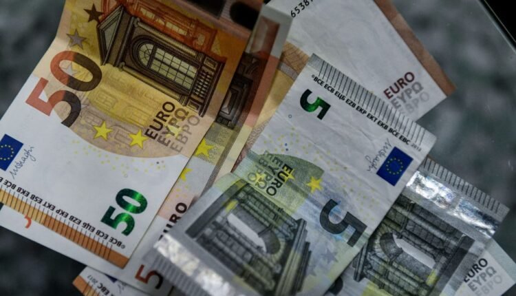 Νέα-έρευνα:-Οι-Έλληνες-δουλεύουν-έξι-μήνες-το-χρόνο-για-να-πληρώσουν-την-Εφορία