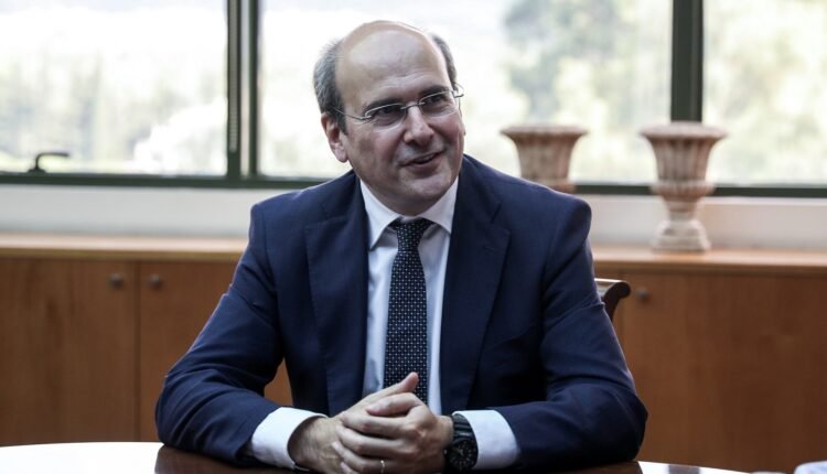 Κωστής-Χατζηδάκης:-Αρνήθηκε-να-απαντήσει-σε-ερώτηση-του-Π.-Γερουλάνου-επειδή-υπήρχε-αναφορά-στον-όρο-«οικογένεια»