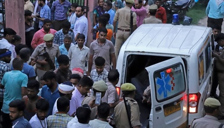 Τραγωδία-στην-Ινδία:-Πάνω-απο-100-οι-νεκροί-στη-θρησκευτική-εκδήλωση-–-Ποδοπατήθηκαν-μέχρι-θανάτου