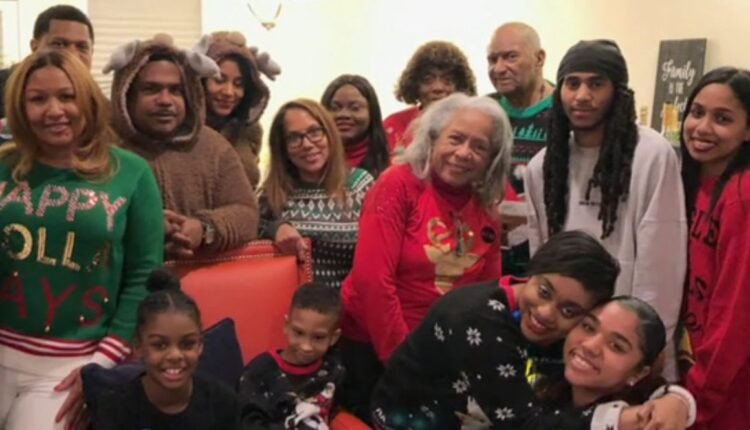 Βραβεύτηκε-88χρονη-ανάδοχη-μητέρα-πριν-βγει-στη-σύνταξη-–-Μεγάλωσε-πάνω-από-40-παιδιά