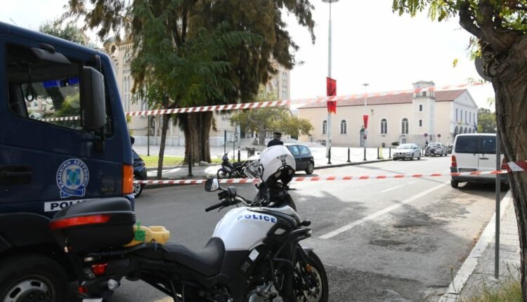 Πάτρα:-Άνδρας-βρέθηκε-απαγχονισμένος-σε-πλατεία-πίσω-από-τον-Ιερό-Ναό-του-Παντοκράτορα