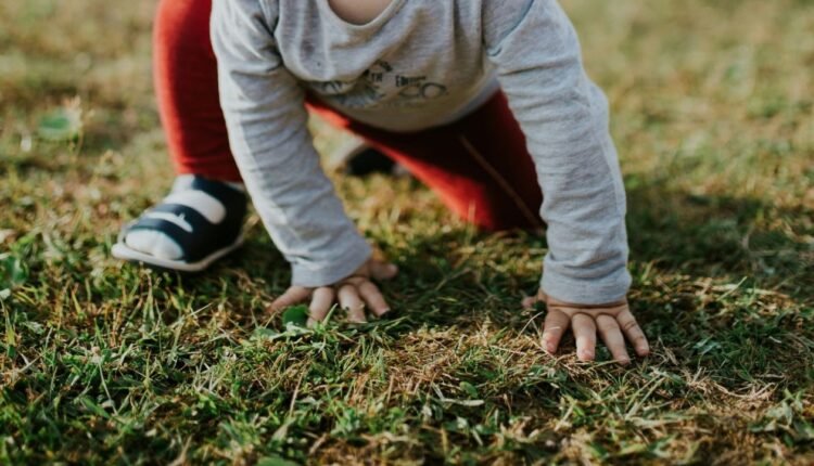 Φορτηγατζής-εντόπισε-μωρό-να-μπουσουλάει-στην-άκρη-του-δρόμου-–-Νεκρός-ο-4χρονος-αδελφός-του