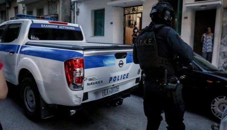 Ουκρανός-έδειρε-αστυνομικούς-και-έσπασε-το-παράθυρο-περιπολικού