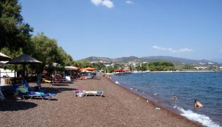 Βόλος:-Εφοδος-της-Κτηματικής-Υπηρεσίας-στην-παραλία-της-Αγχιάλου-–-Ξήλωσε-ξαπλώστρες-και-ομπρέλες