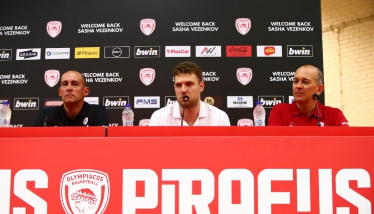 Ολυμπιακός:-Η-παρουσίαση-του-Σάσα-Βεζένκοφ