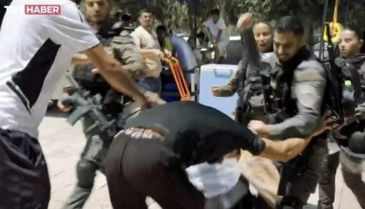 Συνεργείο-του-trt-άρπαξε-πολλές-κλωτσιές-από-Ισραηλινούς-στρατιώτες-στο-Τέμενος-Αλ-Ακτσά
