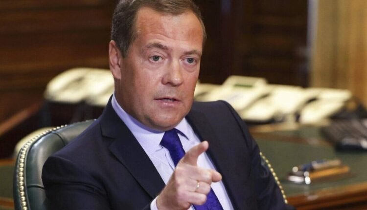 Μύδροι-Μεντβέντεφ-για-την-τελετή-έναρξης:-Ο-Μακρόν-υποβάθμισε-σε-«τσούλα»-τη-Γαλλία