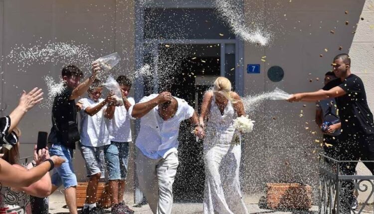 Επικός-γάμος-στη-Λήμνο:-«Έλουσαν»-το-νεόνυμφο-ζευγάρι-με-κοφτό-μακαρονάκι-και-ζωοτροφή