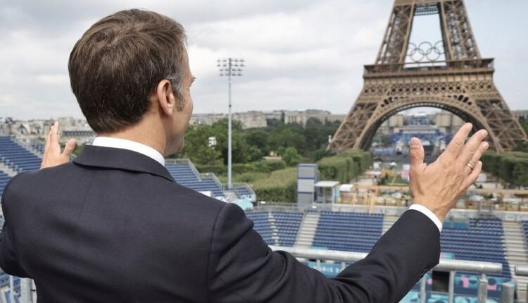 Σάλος-στη-Γαλλία-από-το…περίεργο-φιλί-του-Μακρόν-με-την-υπουργό-Αθλητισμού