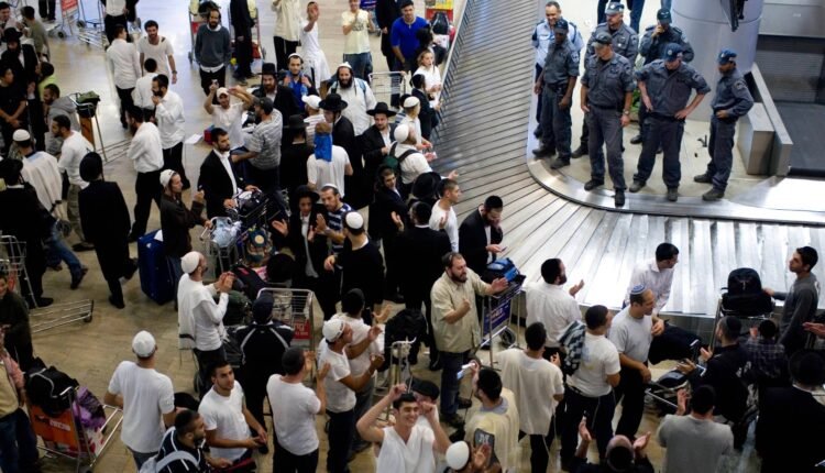 Πολίτες-στο-αεροδρόμιο-του-Τελ-Αβίβ-ψάχνουν-τρόπο-για-να-φύγουν-–-Ακυρώνονται-πτήσεις
