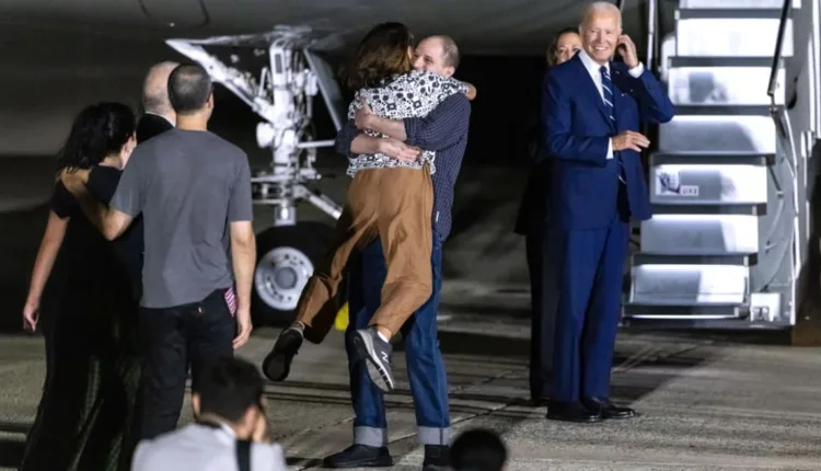 ΗΠΑ:-Επέστρεψαν-οι-κρατούμενοι-που-ανταλλάχθηκαν-με-τη-Ρωσία