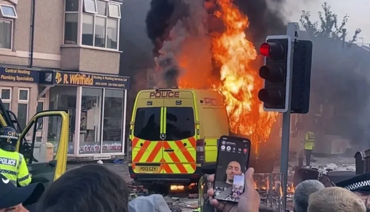 Άλλη-μια-νύχτα-ταραχών-στην-Αγγλία-–-Άγρια-επεισόδια-στο-Σάντερλαντ