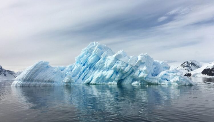 Ανταρκτική:-Παγιδεύτηκε-το-μεγαλύτερο-παγόβουνο-του-κόσμου-–-Περιφέρεται-στον-ωκεανό-εδώ-και-μήνες