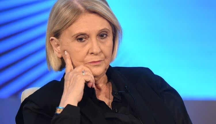 Χαμός-με-τη-δήλωση-της-Βούλτεψη-για-την-ακρίβεια-και-τις-διακοπές:-Μπορούν-να-πάνε-στο-χωριό-αντί-για-τα-νησιά