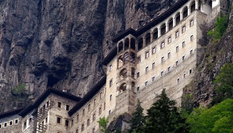 Παναγιά-Σουμελά:-Γιατί-η-Τουρκία-δεν-δίνει-άδεια-για-λειτουργία-ανήμερα-του-δεκαπενταύγουστου