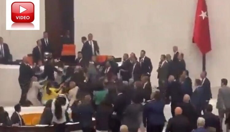 Τουρκία:-Μπουνιές-και-φωνές-στη-Βουλή-–-Γέμισαν-αίματα-οι-σκάλες