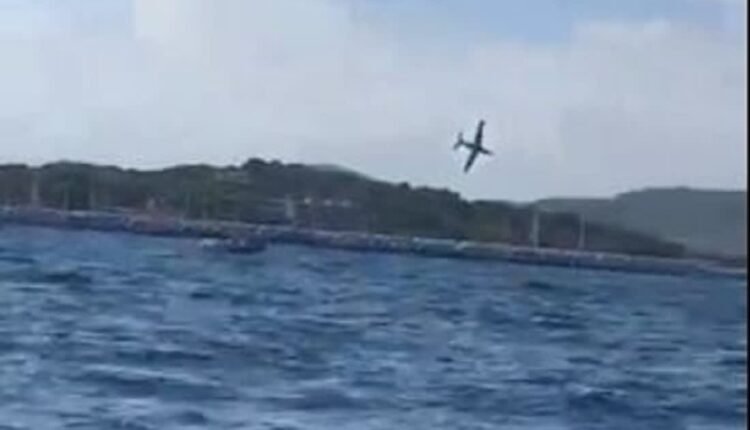 Γαλλία:-Αεροσκάφος-κατέληξε-στη-θάλασσα-κατά-τη-διάρκεια-επίδειξης-–-Αγνοείται-η-τύχη-του-πιλότου-(ΒΙΝΤΕΟ)