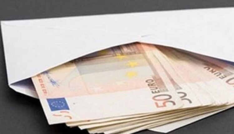 Κατερίνη:-56χρονος-βρήκε-φάκελο-με-7.500-ευρώ-και-τα-παρέδωσε-στην-αστυνομία