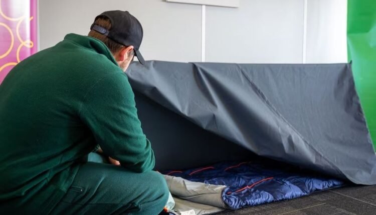 Κρατούμενοι-στην-Αυστραλία-φτιάχνουν-σακίδια-πλάτης-με-κρεβάτια-για-άστεγους