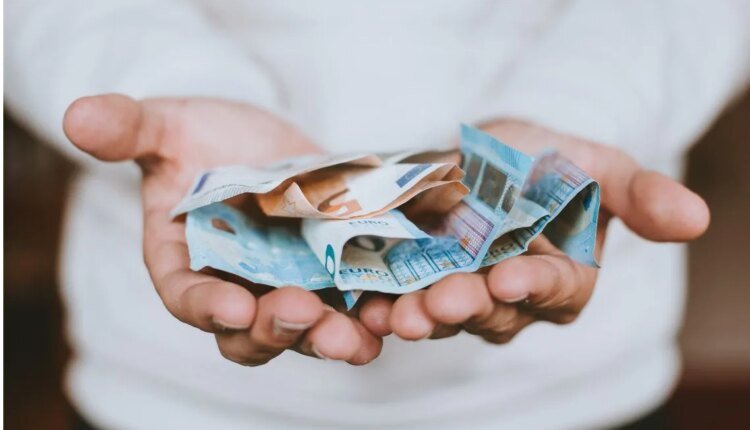 «Κόκκινη»-κάρτα-από-την-ΕΕ-για-τις-επικουρικές!-Νέες-αιτήσεις-με-15ετία-και-τεράστιες-ουρές