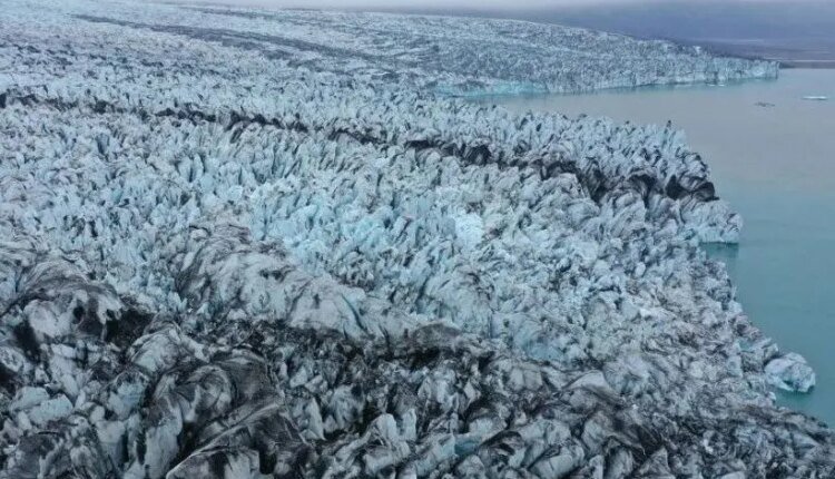 Θρήνος-στην-iσλανδία:-Ένας-τουρίστας-νεκρός-και-2-αγνοούμενοι-μετά-από-κατάρρευση-τμήματος-παγετώνα