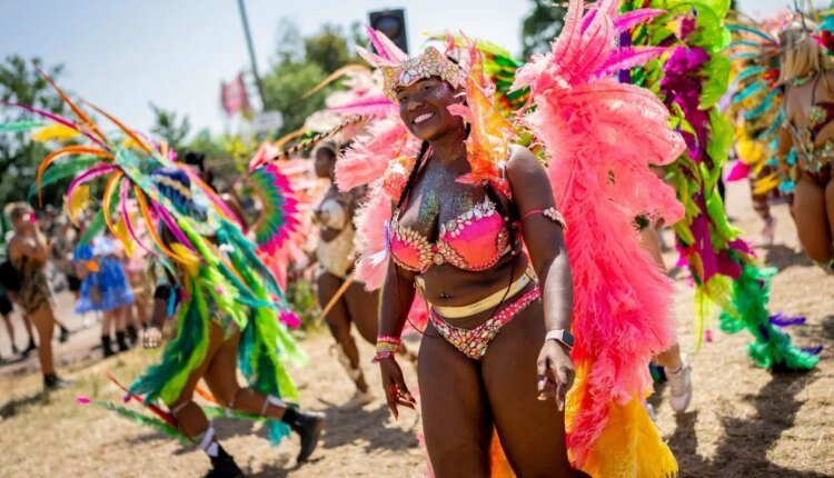 Λονδίνο:-Μαχαιρώματα,-σεξ-και-άρωμα…-Καραϊβικής-στο-καρναβάλι-του-Νότινγκ-Χιλ