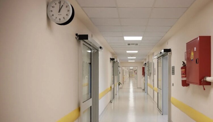 Έπεσε-το-ταβάνι-σε-νοσοκομείο:-«Αν-είναι-δυνατόν-να-πρέπει-να-κυκλοφορούμε-με-κράνος-στα-νοσοκομεία»-το-σχόλιο-Γιαννάκου