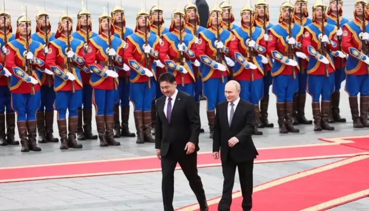 Ο-Βλαντίμιρ-Πούτιν-στη-Μογγολία-με-υποδοχή-«αλά-Τζένγκινς-Χαν»-(video)