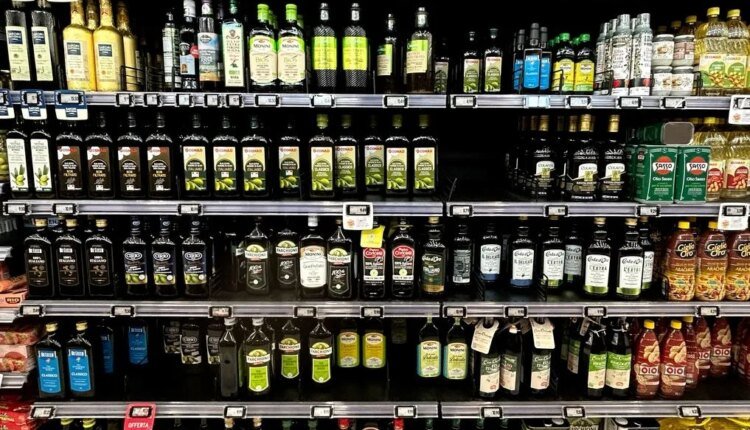 Ελαιόλαδο:-Ισπανοί-αγρότες-κατηγορούν-τα-σούπερ-μάρκετ-oτι-φουσκώνουν-τις-τιμές-εν-μέσω-ελλείψεων