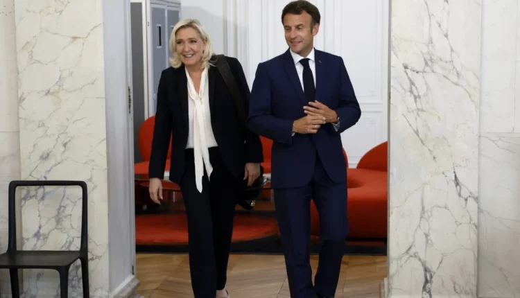 «Παρέδωσε-τη-Γαλλία-στη-Λεπέν,-την-έκανε-kingmaker»:-Τα-διεθνή-ΜΜΕ-για-το-«πραξικόπημα-Μακρόν»