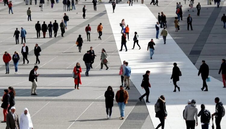 Η-ΕΛΣΤΑΤ-«γκριζάρει»-το-κυβερνητικό-αφήγημα-–-Αυξήθηκε-ο-κίνδυνος-φτώχειας-για-γυναίκες,-παιδιά,-ηλικιωμένους