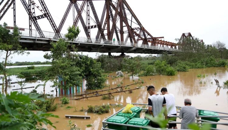 Τουλάχιστον-127-νεκρούς-αφήνει-πίσω-του-ο-τυφώνας-Γιάγκι-στο-Βιετνάμ
