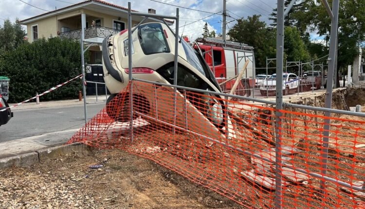Επεισοδιακή-καταδίωξη-Ρομά-στην-Κηφισιά:-Έχασε-τον-έλεγχο-του-κλεμμένου-ΙΧ-και-«καρφώθηκε»-σε-αυλή-σπιτιού