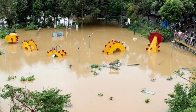 Βιετνάμ:-Πάνω-από-150-νεκροί-από-τις-πλημμύρες-στο-Ανόι-–-Φόβοι-οτι-θα-καταρρεύσει-φράγμα