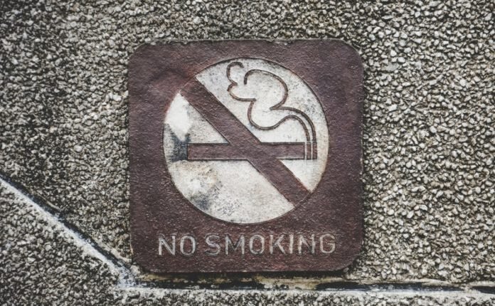 Η-ΕΕ-πιέζει-για-απαγόρευση-του-καπνίσματος-ακόμα-και-σε…-εξωτερικούς-χώρους!
