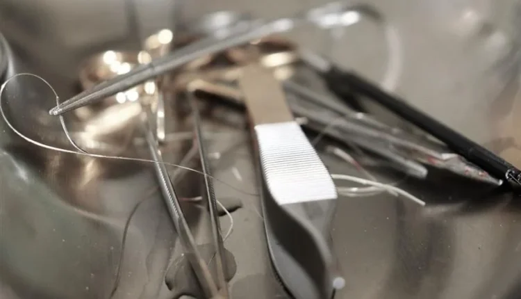 Γιατρός-–-«χασάπης»-στη-Βρετανία:-Έκανε-περιτομές-χωρίς-άδεια-και-με-σκουριασμένα-εργαλεία