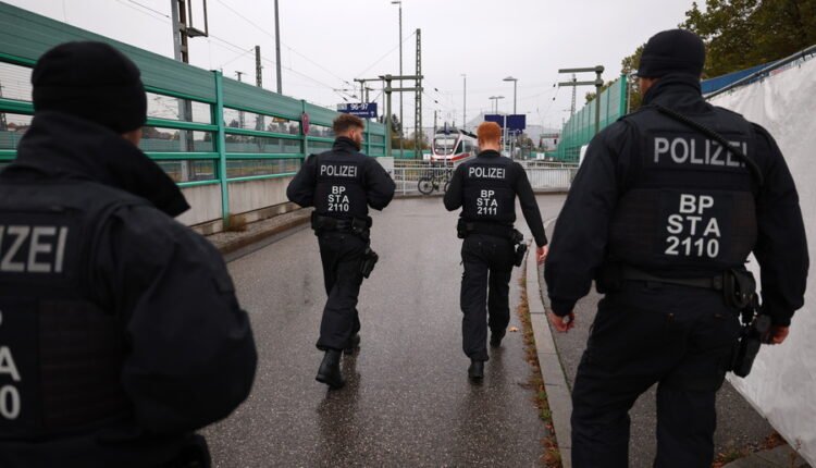 Οργή-στη-Γερμανία-με-το-ΒΙΝΤΕΟ:-Μία-«στρατιά»-αστυνομικών-κατά-μικρού-παιδιού