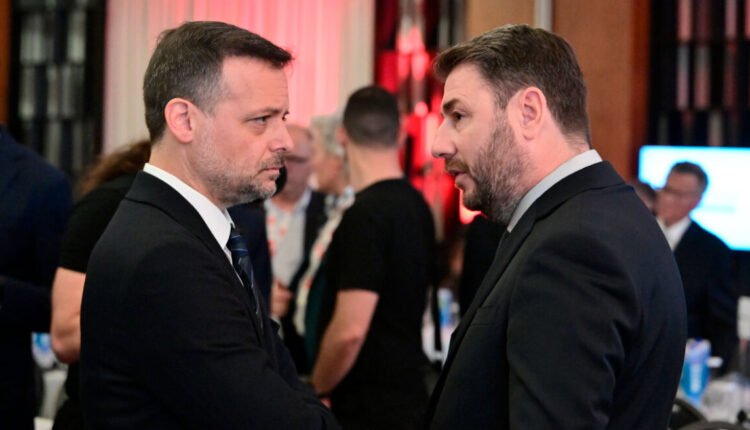 ΠαΣοΚ:-Οργισμένος-Δούκας-κατά-Ανδρουλάκη-–-«Ψάχνεις-σωσίβιο»-του-απαντούν