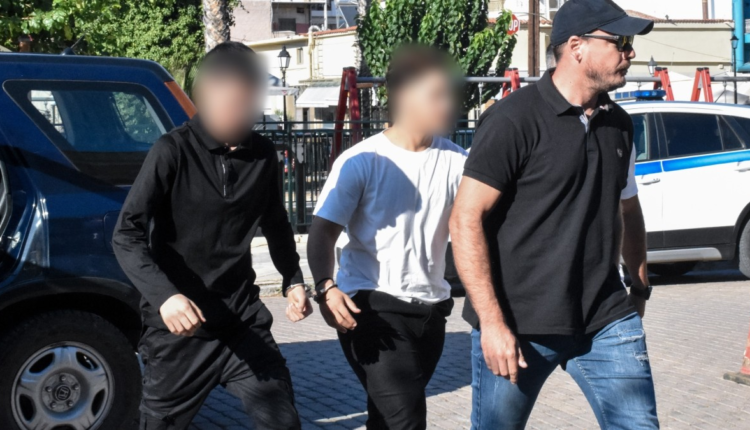 Ερμιόνη:-Προφυλακίστηκε-ο-17χρονος-που-ξύρισε-με-φαλτσέτα-12χρονο-και-του-άρπαξε-2-ευρώ