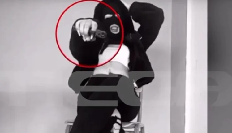 Η-14χρονη-που-έμπλεκεται-στον-ξυλοδαρμό-της-ανήλικης-ποζάρει-με-όπλο-και-full-face-σε-σχολική-αίθουσα-(vid)