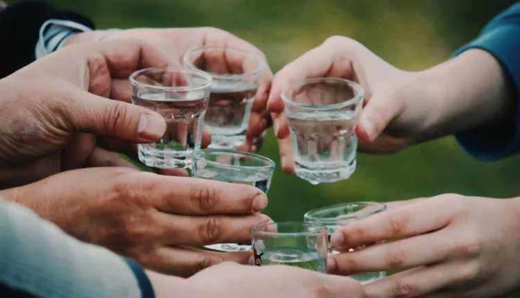 Σε-κρίσιμη-κατάσταση-οι-πέντε-που-κατανάλωσαν-σφηνάκια-με-καυστική-ουσία-στο-Ηράκλειο