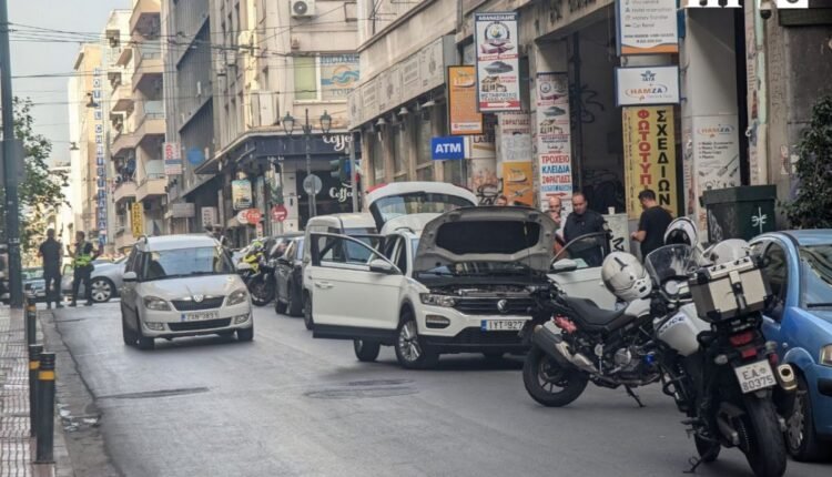 Συναγερμός-στο-κέντρο-της-Αθήνας:-Βρέθηκε-όχημα-με-εκρηκτικά-και-όπλα-στην-Σωκράτους