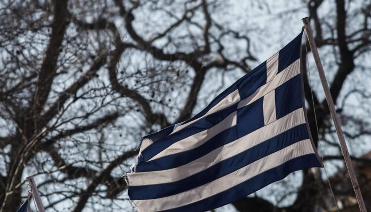 Άρχισε-να-σκίζει-ελληνικές-σημαίες-νομίζοντας-πως-είναι-του…-Ισραήλ!