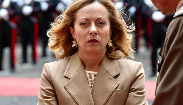 Η-Μελόνι-απαγορεύει-την-παρένθετη-μητέρα-στα-ομόφυλα-ζευγάρια-εντός-και-εκτός-Ιταλίας