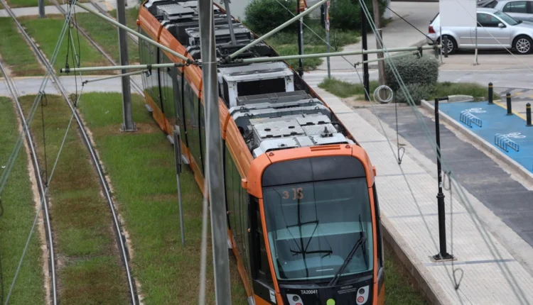 Ανήλικος-παρασύρθηκε-από-συρμό-του-Τραμ-στη-Γλυφάδα