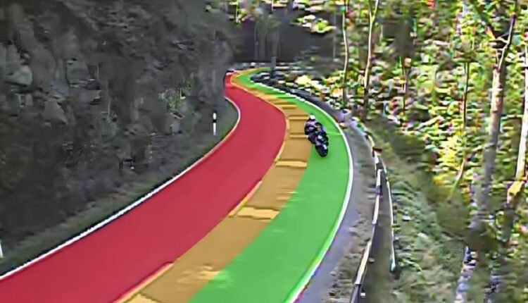 Ο-δρόμος-με-τις-τρεις-χρωματιστές-λωρίδες-Πού-βρίσκεται,-γιατί-είναι-βαμμένος-έτσι