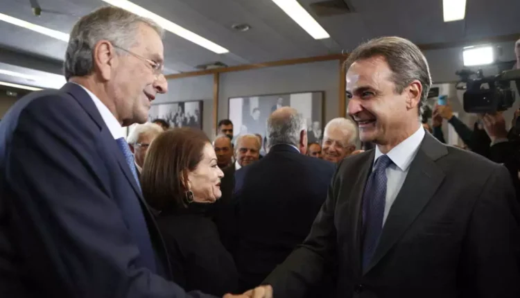 Θερμή-χειραψία-Μητσοτάκη-με-Καραμανλή-και-Σαμαρά-στην-εκδήλωση-του-Ιδρύματος-Καραμανλή