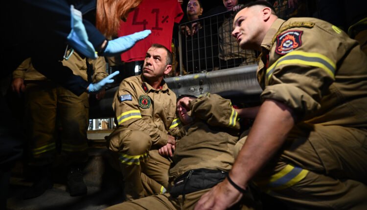 Οι-πυροσβέστες-είναι-εποχικοί,-άρα-τον-χειμώνα-τους-δέρνουμε